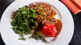 Braten aus der Rehkeule, in September-Kräutersauce, gebackene Kräuter-Tomate, grüne Brennessel-Knöpfle.